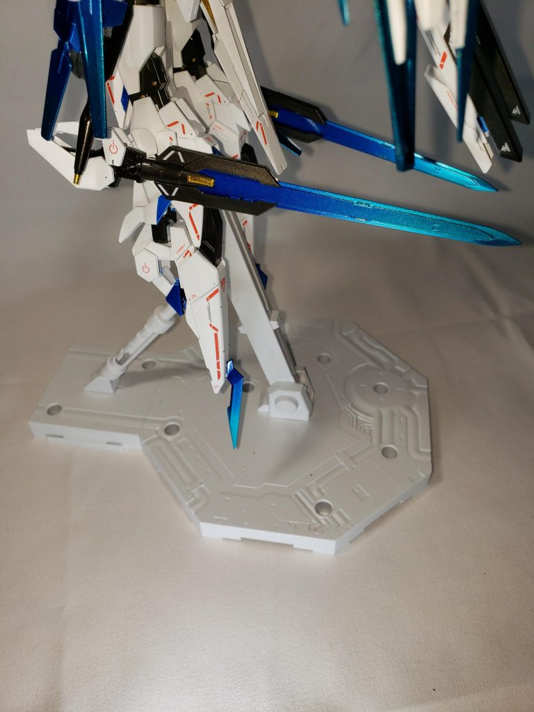 ヴァルキュリアソードV2前機体の時は刃の部分は超硬強化ガラスだったが、本機では熱伝導超硬強化クリスタルで作られている。ライフルモードへの変形構造も健在で、前機体の時よりも威力が向上しているため、ドッズマグナムと同様の金色の特殊合金を銃口部に使用している。タクティカルブレード脚部ユニットに新たに追加されたブレード。蹴りなどはしずらいかもしれないが、敵MSを余裕で切断することも出来る。こちらも同じく熱伝導超硬強化クリスタル製...というか、この機体が装備する全ての実体ブレードは全てこれでできている。