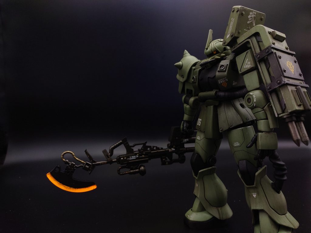 シールドはザクⅢを参考にパーツを追加。当初は中距離型で考えていましたが、顔が思った以上の好みに仕上がりそうだったので、近距離にシフトしました。その流れのままにパイルバンカーを仕込んでいます。ヒートホークは武器パーツのパズルでたまたま出来た形をそのまま採用した簡単仕上げですが、気に入っています。