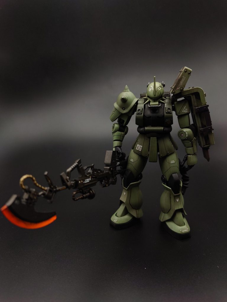 頭部はパイプレスにして、内部から表面に隆起させたデザインにしています。先の丸が冷却装置のイメージです。それだけでは寂しいので、トゲトゲと鼻(？)輪を追加しました。