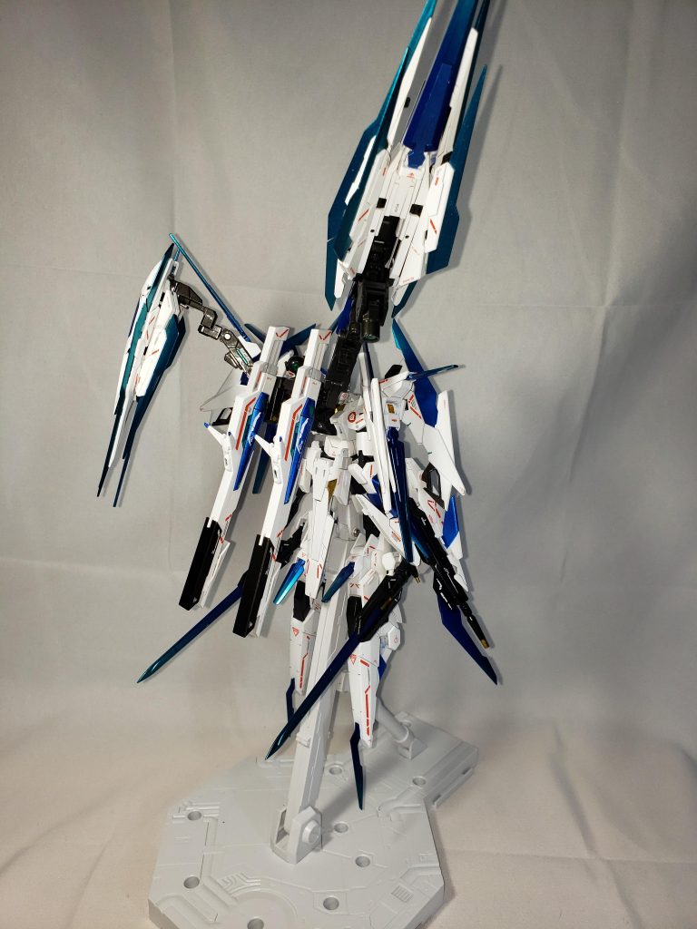 まずは前後から!もう気づいた方もいるかもしれませんが、この機体は過去に制作したADF/AGE-02V ガンダムヴァルキリーが元となっています。脳内世界観では、宇宙軍との10数年にもなる長期戦争で消耗が激しい地球軍側が