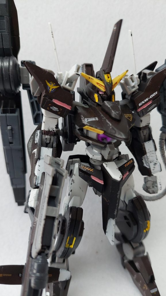 スローネアイン、人気はあんまり……ですがデザインがとても気に入っている機体です。プレーンというほど標準的な仕様ではなく、かといって弟妹機ほど特化しているわけでもない。肩に備えたシールドやGNランチャーの支えを兼ねたGNビームライフルなど武装も無駄がなく、個性的でありながらバランスよく完成しているところに美しさを感じます。