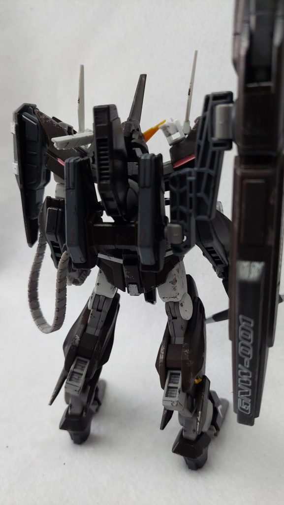 今回はスポンジチッピングに初挑戦。水性ホビーカラーのダークグレーと焼鉄色を使用し、エッジ部分を中心にポンポンと載せていきました。スローネアインは独特のフォルムで腕部や脚部にいかにも塗装剥げしそうな箇所があり、チッピングする場所は選びやすかったです。