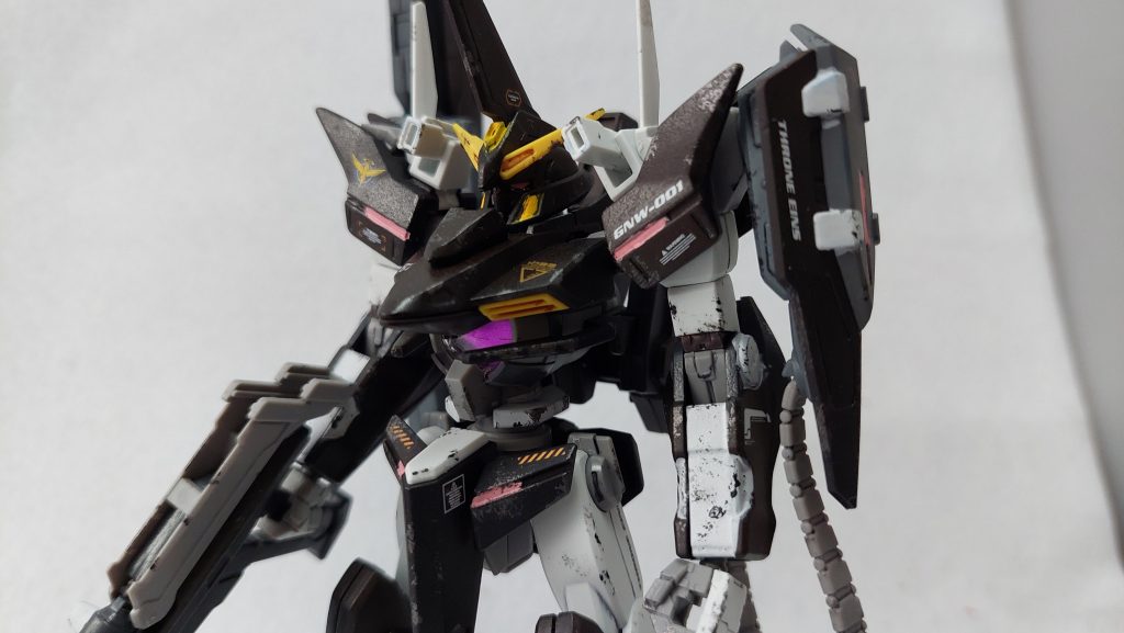 デカールはガンダムOO用のものやホワイト、オレンジ、オレンジ&ホワイト等を組み合わせて貼り付け。暗色系に対するオレンジやオレンジ&ホワイトのデカールはやはり見栄えがして好きです。時間がなかなか取れず、成型色のままにした部分があるにも関わらずかなり期間を要しましたが自分としては上手くまとめられた方かなと。