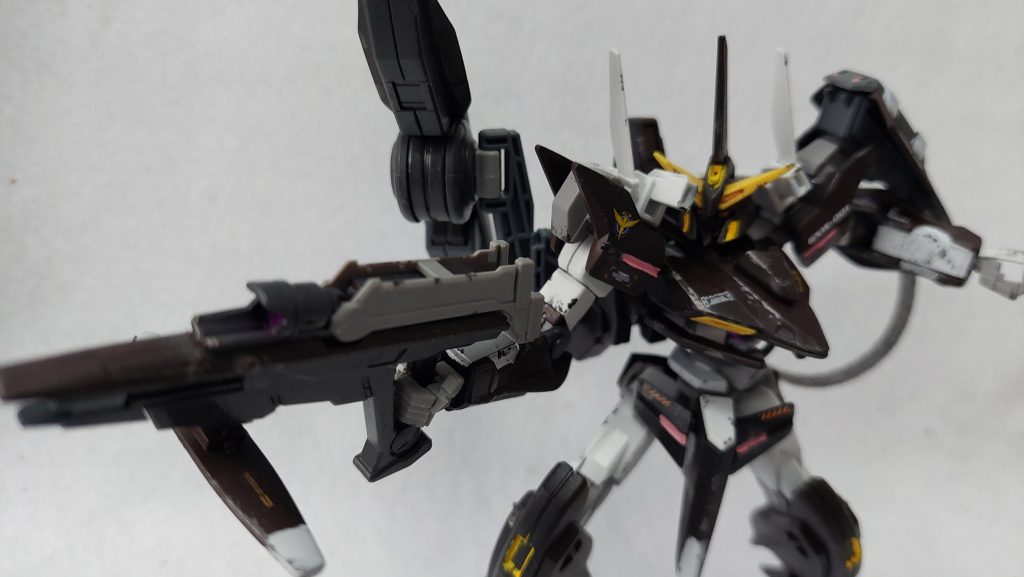 前腕やライフルのホワイト、ライフルストック部、各所のピンク等は水性ホビーカラーを使用しています。アクリル系初使用のブルデュエルの時はプラスチックに直塗りしましたが、ラッカー塗料を塗った上からの方が食いつきが良いし隠蔽力も問題ありませんね。はみ出た部分はマジックリンを含ませた綿棒で落としていきましたが細かいところまでは落とせず。筆塗り用にマスキングした方がいいのかもしれません。