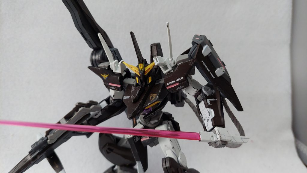 基本的にはクレオスのカラースプレー使用本体ブラウン部:レッドブラウン→スモークグレー本体グレー部:タミヤカラージャーマングレー、ガンダムマーカーSEEDグレー本体ピンク部:水性ホビーカラーピンク本体イエロー部:タミヤエナメル塗料フラットイエローシールドグレー部:佐世保海軍工廠標準色