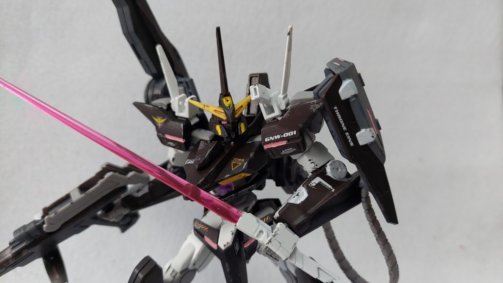 このHG、プロポーションは格好いいのですが色に関してはシールもなしで済まされてる箇所が結構あり、おまけに取説や箱写真ではどういう配色になっているか分かりづらい点で意外と作り難いキットです。MIA等を参考に塗装していきましたが、後から塗装が必要な部分が分かって追加作業ということが何度かありました。2種のグレーの明暗は適当ですが、成型色では塗り分けされていない箇所の塗装自体は全てやった……はず。