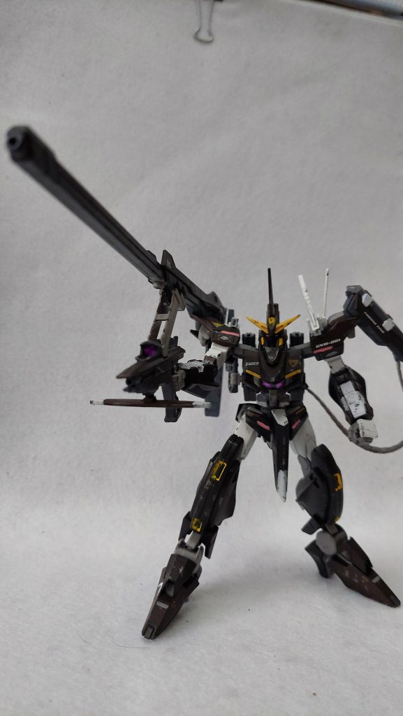 メインカラーであるダークブラウンは成型色がどうにも気に食わず、塗装が必要な箇所も多かったため比較的色味の近いレッドブラウンを使用。それでも明度が強過ぎたため、思いつきでスモークグレーのスプレーを一缶まるまる吹きかけて(5度吹き)まあこれなら……という色にすることができました。