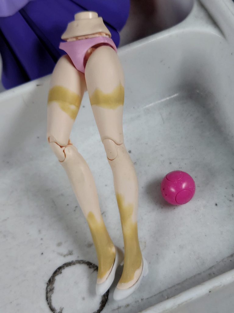 太ももと足首をパテ埋め。