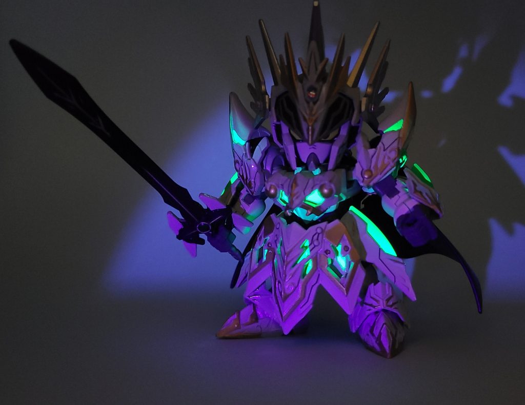 グリーン部分は蓄光塗料で塗装してるのでブラックライト等で発光