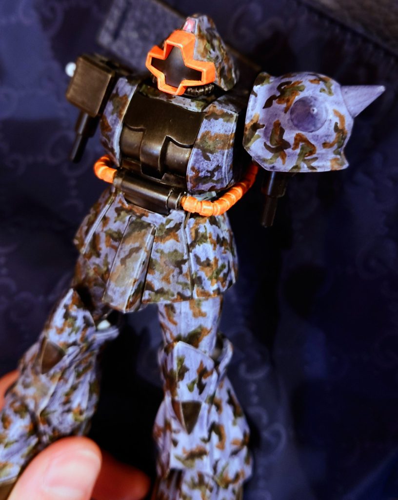 塗り始めです。リアルタッチマーカーも薄いので、1度目の塗りだとこんな感じのグレーです。全体に3度ぐらい重ね塗りしました。