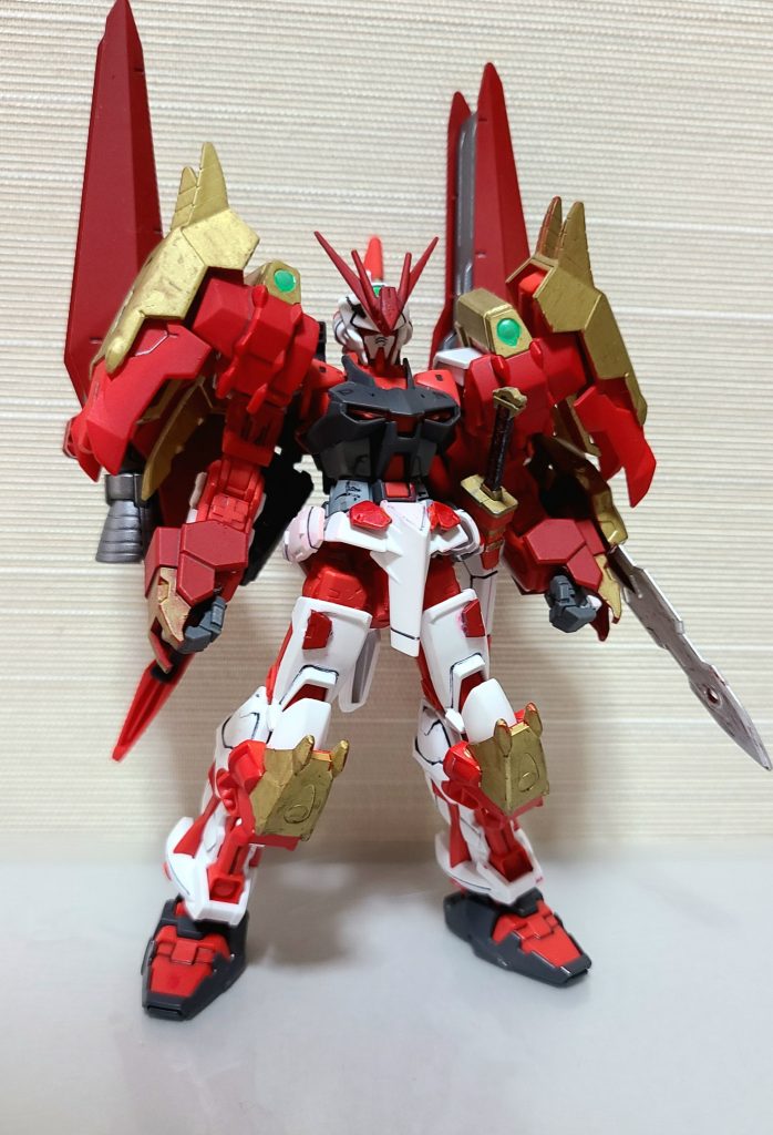 そしてこちらが天翔龍牙アストレイ背中にフライトユニットを大型ブースターを装備し、GNカタールを左腕に装備しました。よりシルエットがマッシブになっており、個人的には好きです。