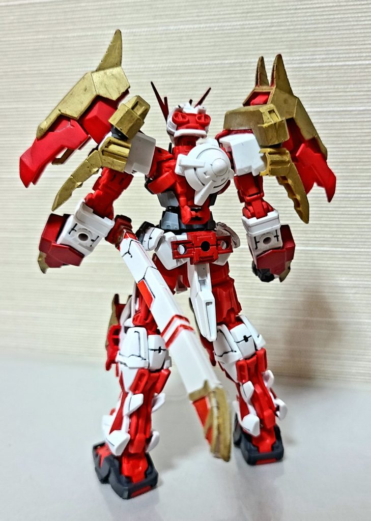 バックショット前述のとおりGNドライブを装着しています。腰には天翔龍牙状態で装着するためのアタッチメントを取り付けました。こちらは30MMの特殊作業用アーマーに入っていたものをリペイントして使っています。