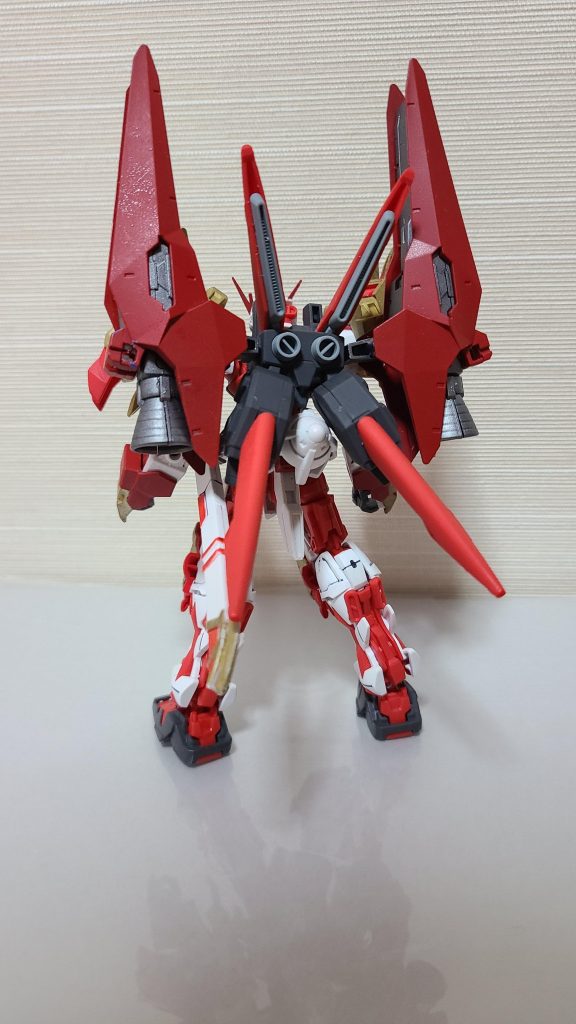 後ろからのショットも背部ユニットはフライトユニットにティルティウムアームズに付属する大型ブースターをリペイントして装着したものになります。