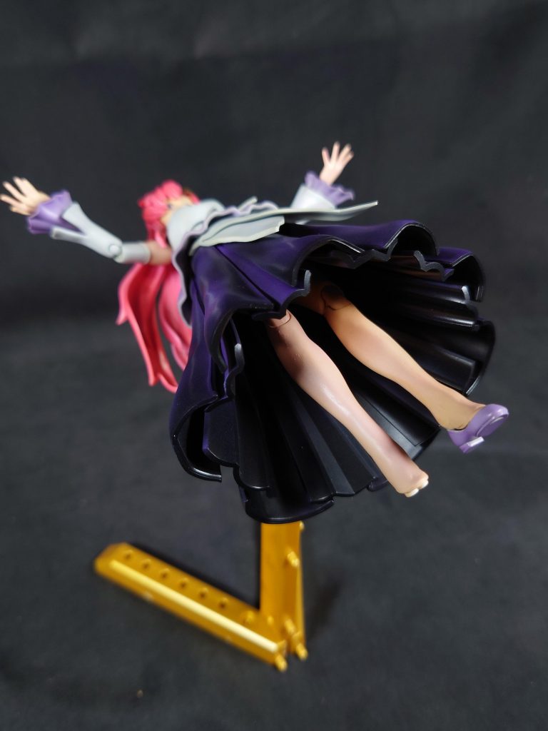 美脚になっても殆どスカートで見えません。