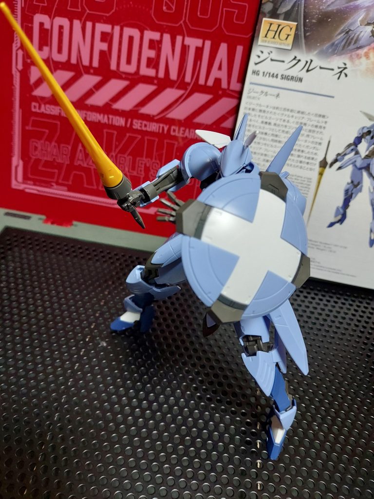 武装がレイピアとラウンドシールドだけと言うシンプルさ。改造の幅が広そうです。他の武装(剣とか)もとても似合いそうですよね。