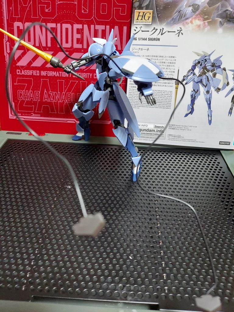 長めのリード線が二本あるのでカットして使えますがそのまま長めで使用してみました。シールドの四方向からアンカーがだせます。