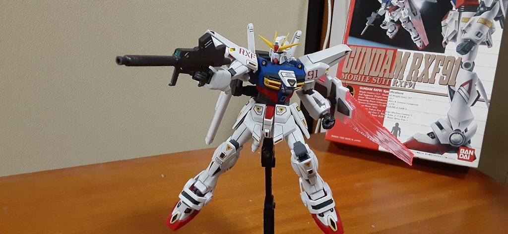 システムインジェクションですが合わせ目が全身にできるので結局ほぼ全塗装でした。合わせ目はタミヤセメントを基本に使いました、また塗料はMr.カラーです。ライフルのみタミヤのガンメタです。あとモールドの掘り直し、胴と足の長さのバランスが悪く感じたので腹部1ミリ延長しました。