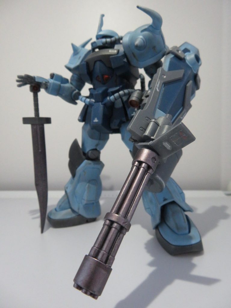 ピントが合っていないので見辛いですが…ヒートサーベルはガンダムマーカーのガンメタルで塗装→トップコート→表面をメラニンスポンジで軽く擦る→トップコートとやったら、使い古した金属の感じが出て、それっぽくなりました。