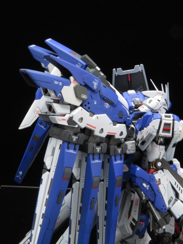 バックパックのファンネルハンガー兼推力偏向スラスター。後のシナンジュに繋がる…という設定です。