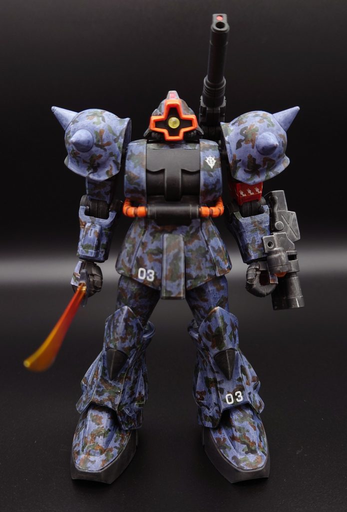 部分塗装やウェザリング以外で、初めてガンダムマーカーで全塗装しました。迷彩模様に手を出したときは、大変だろうなとも思いましたが、慣れると楽しいものです。