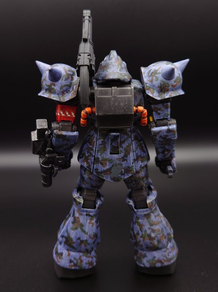 リアルタッチマーカーはグレー3(黒)、グリーン1(深緑)、ブラウン1(茶色)のマーカーで迷彩の模様を描き、その上から全体をグレー1(少し青みのある灰色)のマーカーで塗りたくっています。