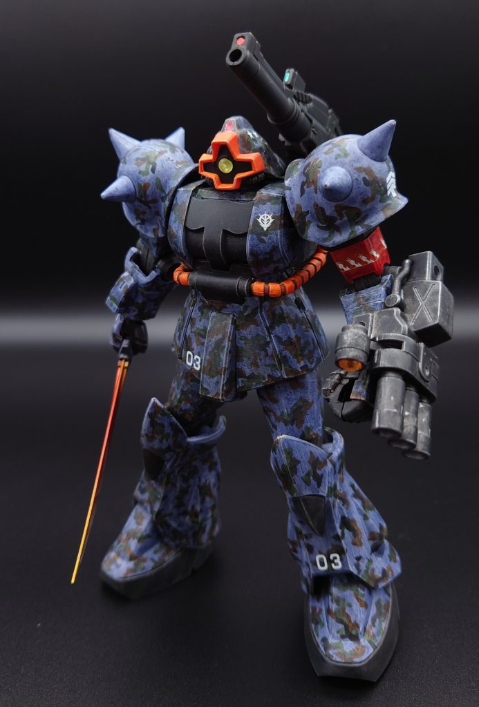 使用キット頭部 ドムトローペン胴体 ガルマ専用ザク右肩 シャア専用ザク左肩 ガルマ専用ザク両腕 グフ両脚 グフ右武装 ヒート剣(グフ)左武装 3連装ガトリング(グフカスタム)背武装 ショルダーキャノン( 局地型ガンダム北米戦仕様 )