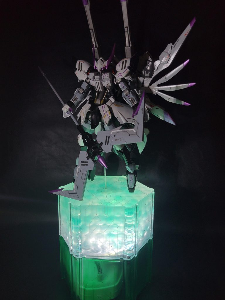 台座は100均で消臭ビーズを入れて、レジンをドボドボ流し込みました…が、水ほど透明にはならず、自分ではうーんって感じです。2つ作っていた台座の1つはクリアグリーンで塗りつぶしました。クリアグリーンの台座に光をあてた場合が⬇️