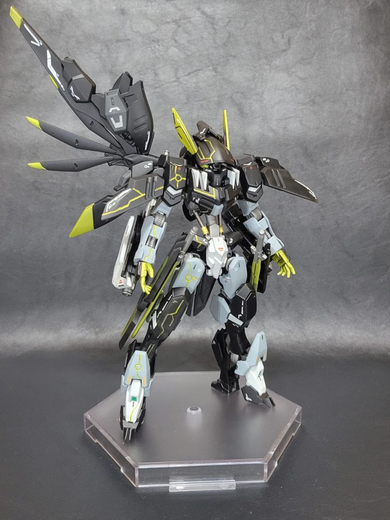 ガンダムナイトフラウロス正面こちらはお兄ちゃんが使ってるイメージで制作。フラウロスメインでデスティニーやグリムゲルデそしてグレモリーのパーツを使ってます。額のカメラがなんか良い感じにフードから見えるのが好きです。