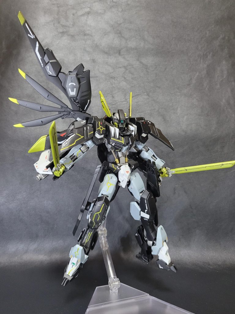 フードを外し、翼を開いて全力全開モード