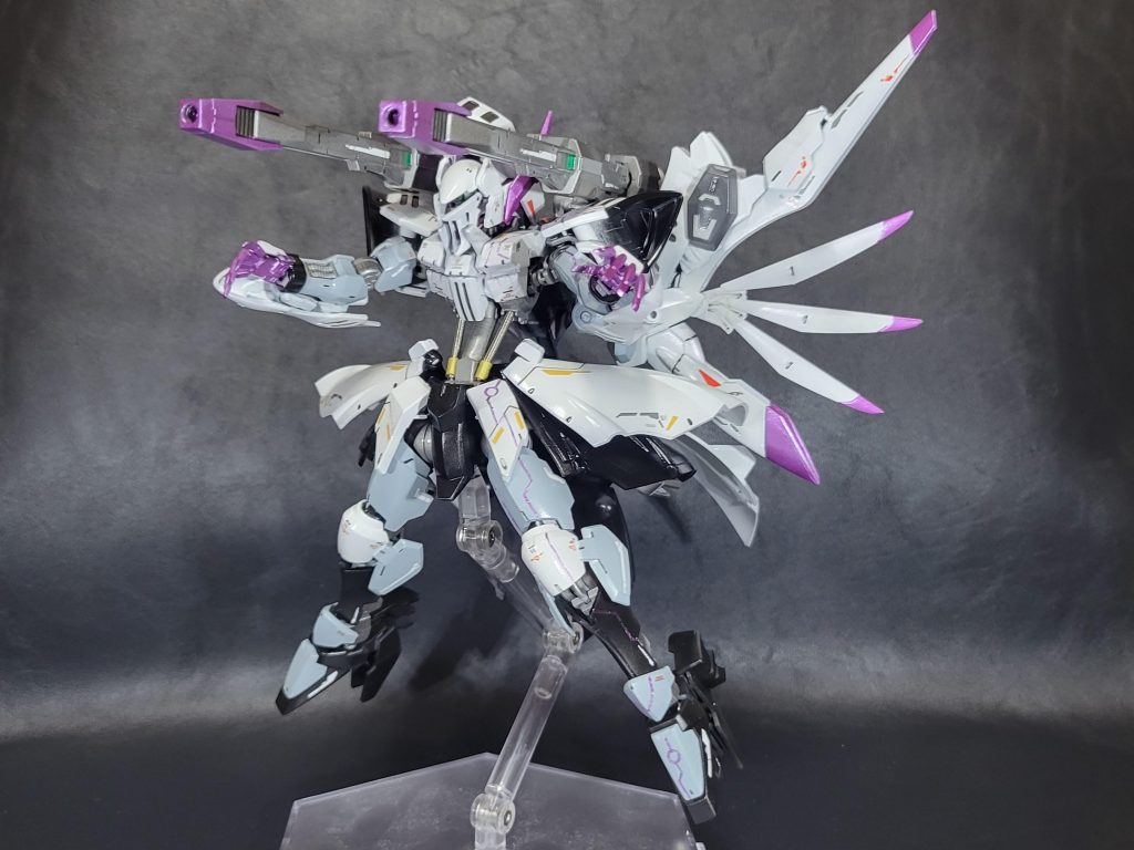 ギャラクシークイーンキャノングリムゲルデのカメラを使うことで命中率を上昇させ、翼を開いて全力全開モードこちらは艶ありでトップコート