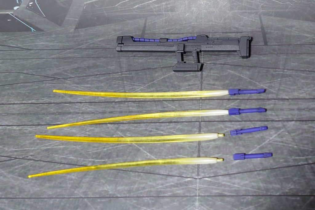 装備一式。今回、初めてビームサーベル刃エフェクトに塗装を施してみました。ビームサーベルのグリップを腰サイドアーマーに収納すると取り外しが大変なので、“外からは見えないように入っている”ということにしています。