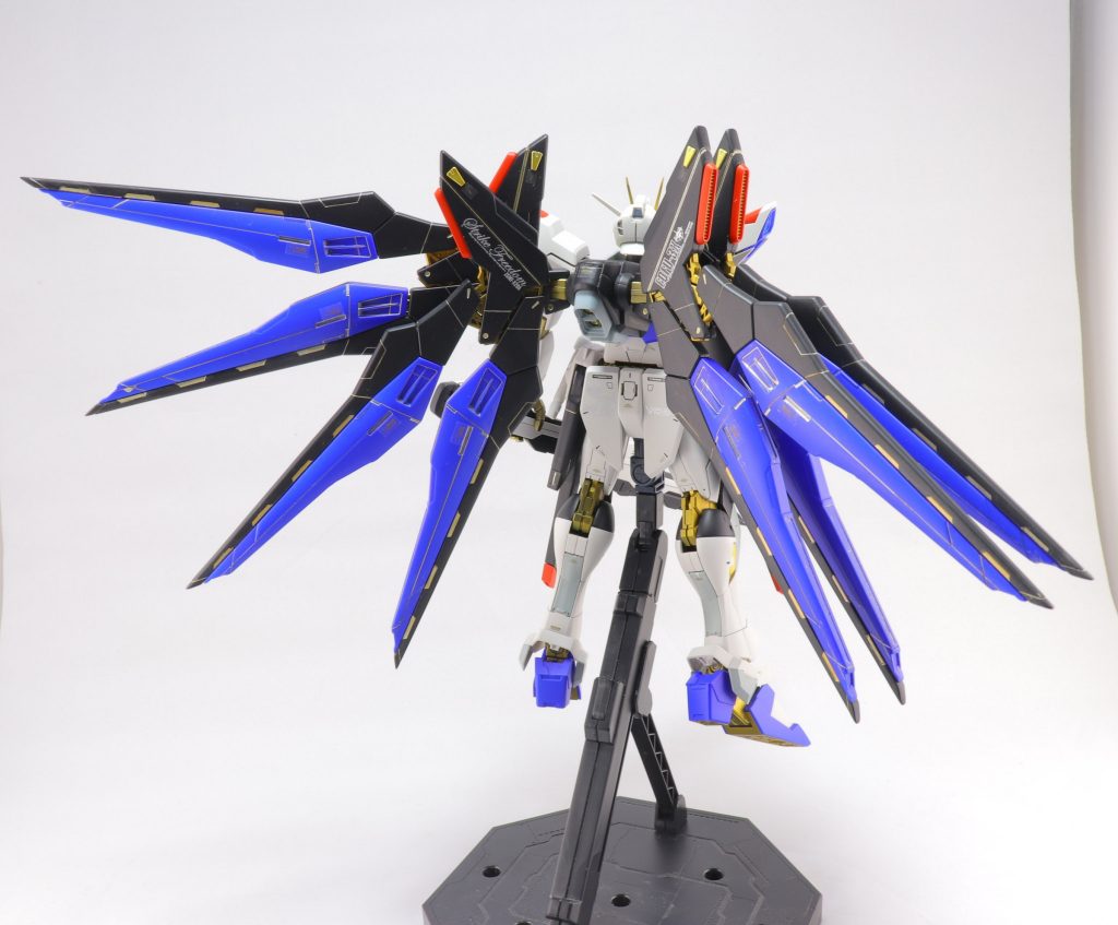 ドラグーンやバックパックはデカールが見えますが白装甲の部分は見づらいですね…