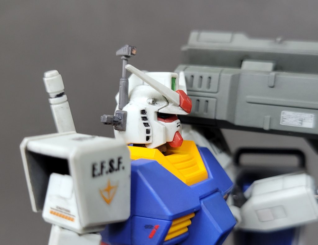 アンテナ着けたらサイドに穴が開いてしまったので、連邦名物「集音器」を再現!