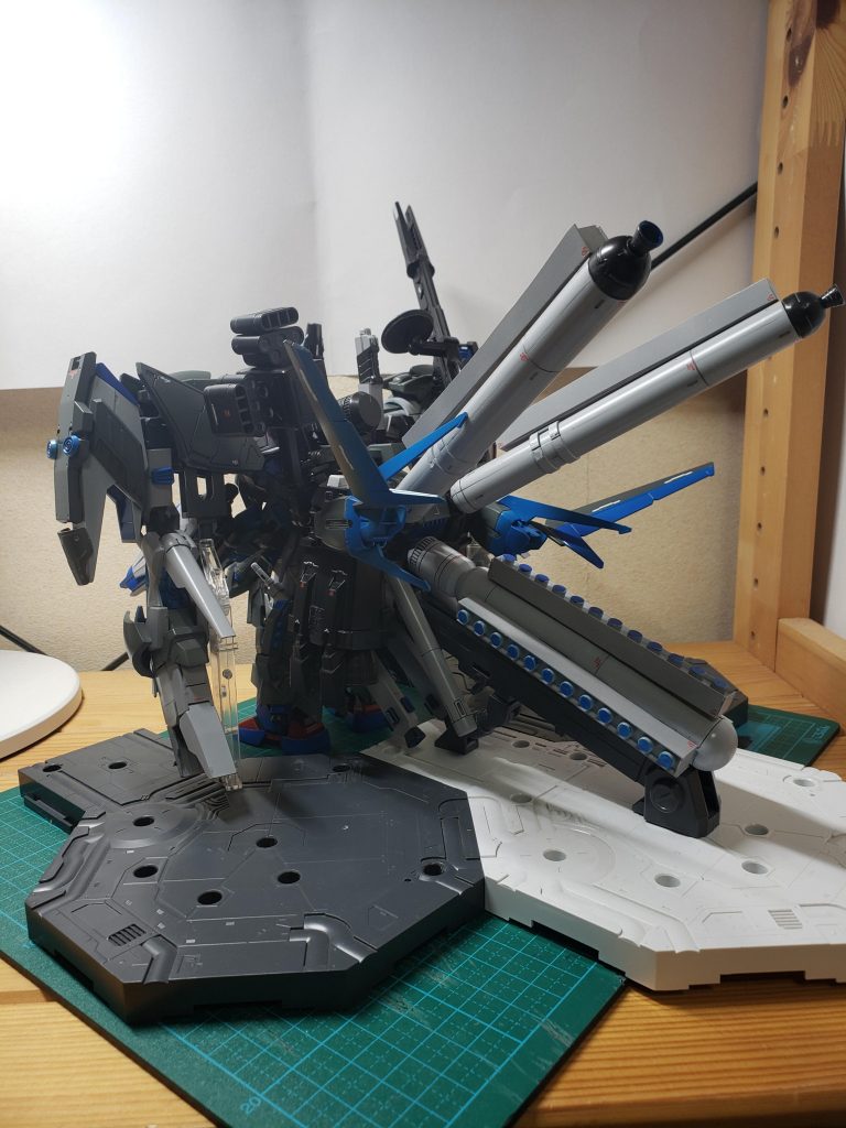 多連装ミサイル増加タンクに搭載している大量のミサイル。小型ながら高い威力を持ち、敵集団に突撃し、乱射。目標集団を一気に壊滅させる。主に下級兵の一掃に使う。