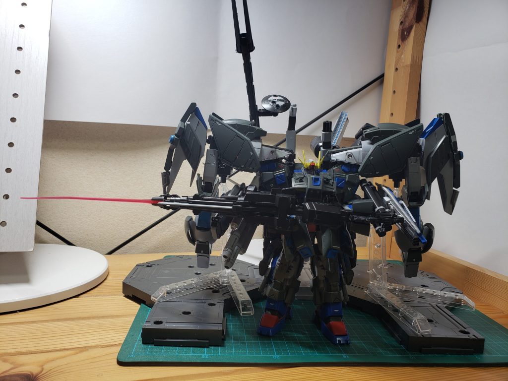 ビームスマートマグナムフルアーマー時の基本装備。左右の手で持ち上げる形で持つ。ビームマグナムの弱点であった反動と、ユニコーンガンダム以外が扱えない点を克服するため、あえて大型化し、代わりに安定しながら高い威力を持つ武器となっている。カートリッジ式の弾薬と、エネルギー型の2つのビームを発射することが可能であり、もう1つの課題のカートリッジ切れ後の仕様も可能にした。両手が塞がるため、近接戦に持ち込まれた時ように先端にヒートソード、更に出力を調整すれば大型ビームサーベルをだすことが可能である。