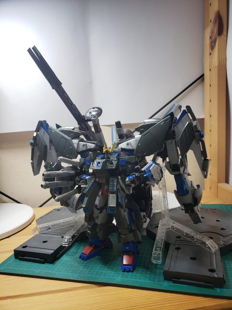 胸部強化型 I フィールドex-sが搭載していたものの発展型。元は一瞬だけ守るものだったが、これは I フィールドシールドのように長い間ビームを防ぐことが可能である。両サイド I フィールド/拡散ビーム砲左右の大型エンジンに2つづつ搭載されており、これは大型化した本機が高速移動中にデブリでの破損を防ぐためのものであり、戦闘目的としては心細いものである。四連ビームライフル右腕に装備された武装。より多くの敵を撃退するため、砲搭を増やしている。威力はそれぞれに分散されてしまっているが、それでも高い威力を持ち、十分な火力を持つ。5連対艦ミサイル左腕に装備したミサイル。I フィールドを搭載した敵用の武装。スカート、腰、脚部ミサイル前方の複数の敵を撃退するための武装。撹乱にも使え、様々な用途を持つ。