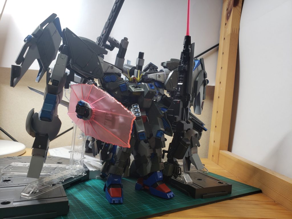 プロトビームシールド右腕に装備されたシールド。元々ビームトンファーの発展型として開発していたが、防御に転用できると気付き誕生した。しかしほとんどビームサーベルを円上にそのまま放出しているだけであり、名前だけで長時間の使用はできない。可動して前に付きだし巨大なサーベルとしての使用も可能。背部ハイパービームレールキャノン背部に搭載されたビームキャノン。ローガンダムで最も強力な武器。発射までに時間がかかるが、数値上では3発でコロニーを破壊できる威力を持つ。背部特殊連装ミサイルコンテナがいくつかに別れており、様々な運用が可能なミサイル。主に拡散、煙幕、信号など。肩部キャノン砲バックパックに搭載されたキャノン。遠距離の I フィールド持ちの敵用に使う。肩部ガトリング砲上部にタンクを積んだことで長時間の連射を可能としている。