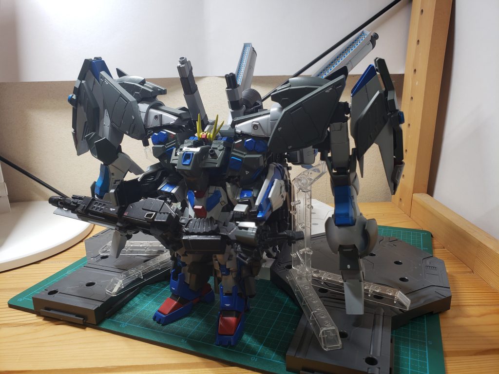 ρ(ロー)ガンダム フルアーマー・ウォーリァρ(ロー)ガンダムの近距離戦闘装備使用。ex-sを元にした装備で、大火力の推進力で敵エースに近付き、撃退する。バイアランも元にされており、ほぼそのままの形をした巨大なエンジンになっている。