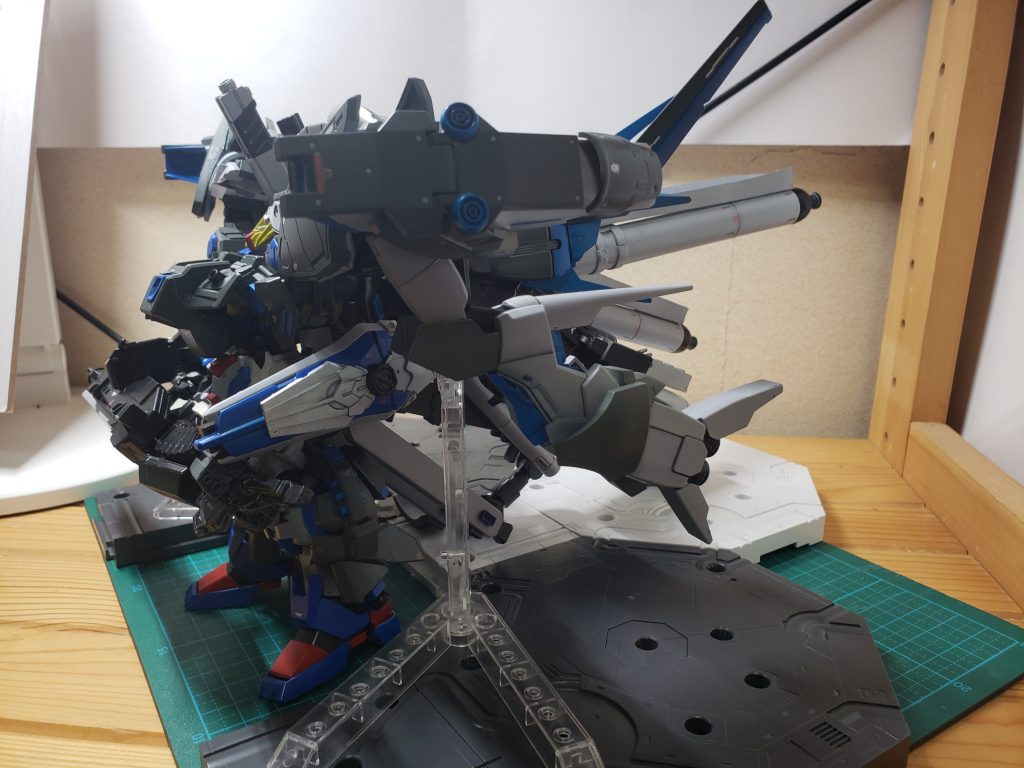 エンジンのほとんどを背部に向ける高速移動形態(テレゴノスでも可能)は、サイコミュ系の武装を一切搭載していないのに関わらず、ユニコーンのデストロイモードに匹敵する。クシャトリヤと対等にやりあったスタークジェガンを意識しています。