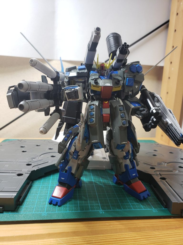 頑張ったんですが、重量の関係でアーマー装着時はほとんど動きません。見た目重視で可動をほぼ考えていなかった…