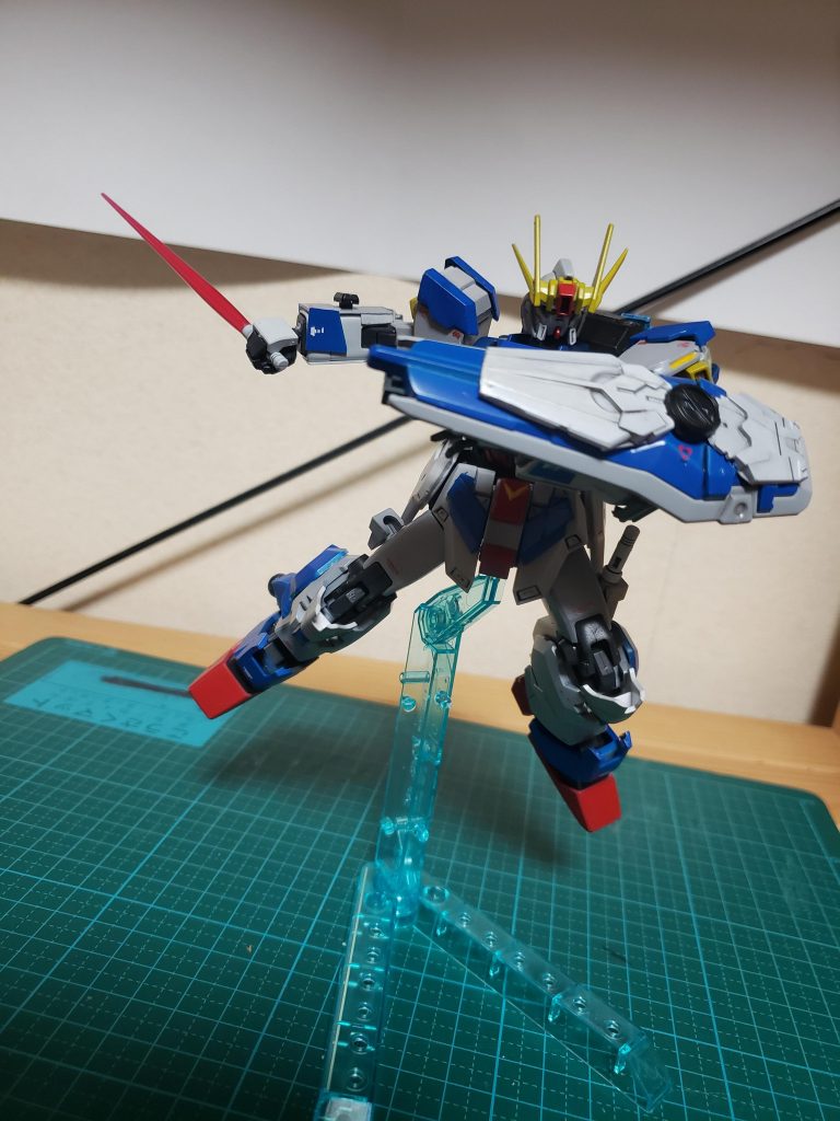 小型 I フィールドシールドユニコーンが装備していたものを元に、サイコフレームを取り外したことで、I フィールドに回す電力を増加させ、長時間の I フィールドの発生を可能にさせた。スペース問題も解消できたため、より取り回しやすく小型化した。