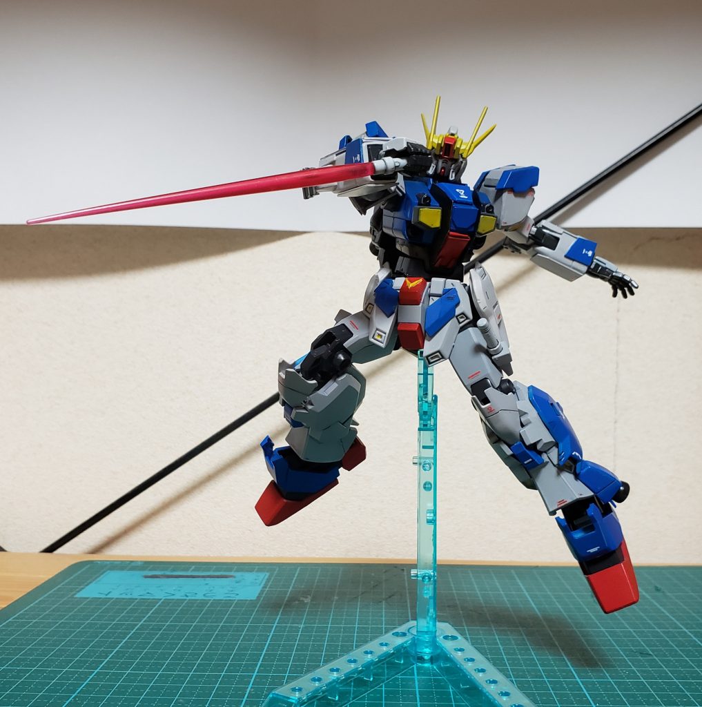 ビームサーベル自由に出力を変えることが可能なもの。フルアーマーが前提の機体のため、とりまわしが扱いやすいように太ももに搭載している。