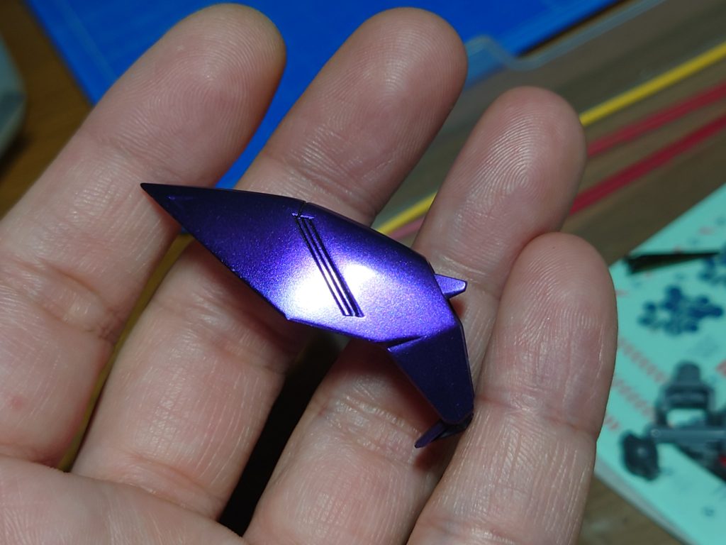 黒下地に吹き付けると見る見るパール調になるクリスタルカラー。使用する機体は選びそうですが、面白い塗料でした。研ぎ出しやコーティングに至らない部分が多々あったと反省しているので、また気が向いたらグロス仕上げをやります。