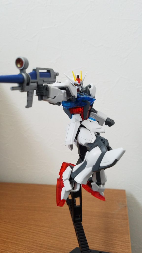 EGガンダムのビームライフルを装備。手に突き刺すだけでしっかり持ってくれるのは、EGの魅力ですね!