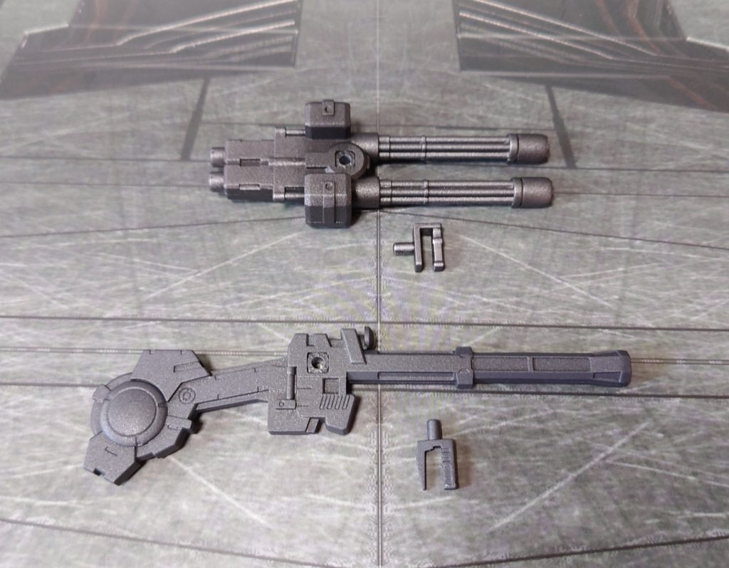 装備一式。媒体によってはビームサーベルを持っていますが、このキットには付属せず。