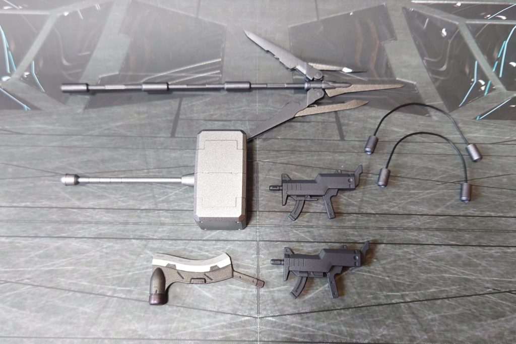 両者の武器一式。グシオンにはブルワーズのマーク(白い三叉槍)に合わせ、トライデントを用意しました。