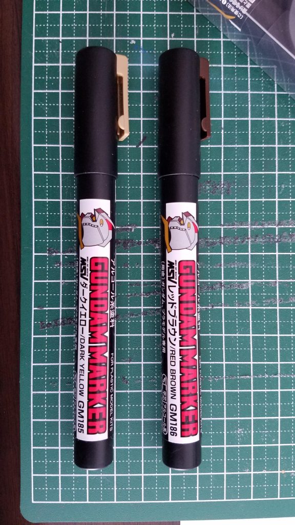 全体のウェザリングもどきには、上のガンマカを使いました。色を少し乗せて、指で拭いて再現しています。(左が砂、右が土・泥です)