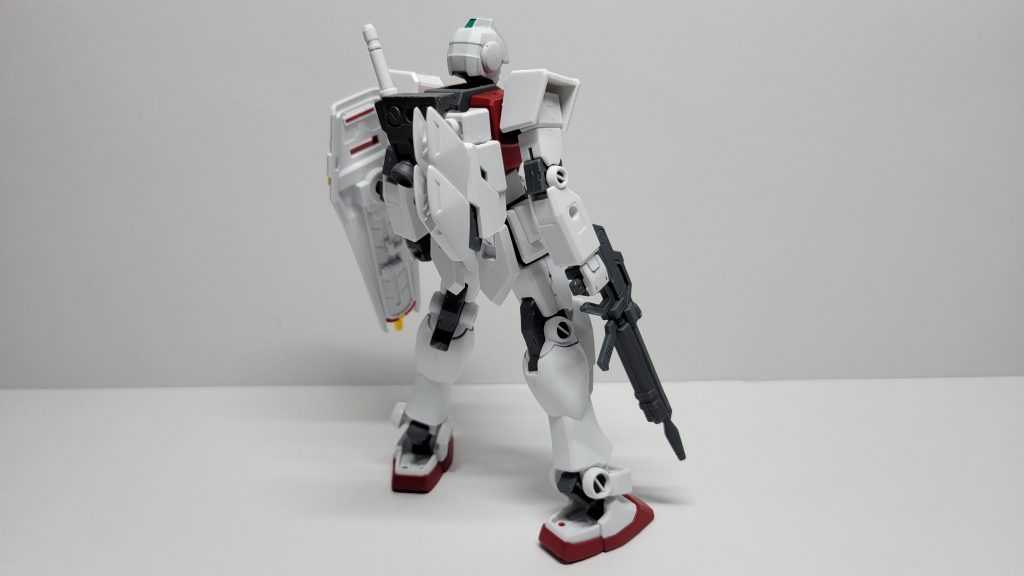 背面。ガンダムのバックパックをベースにジャンクパーツでバッテリーっぽいものを制作し装備しています。