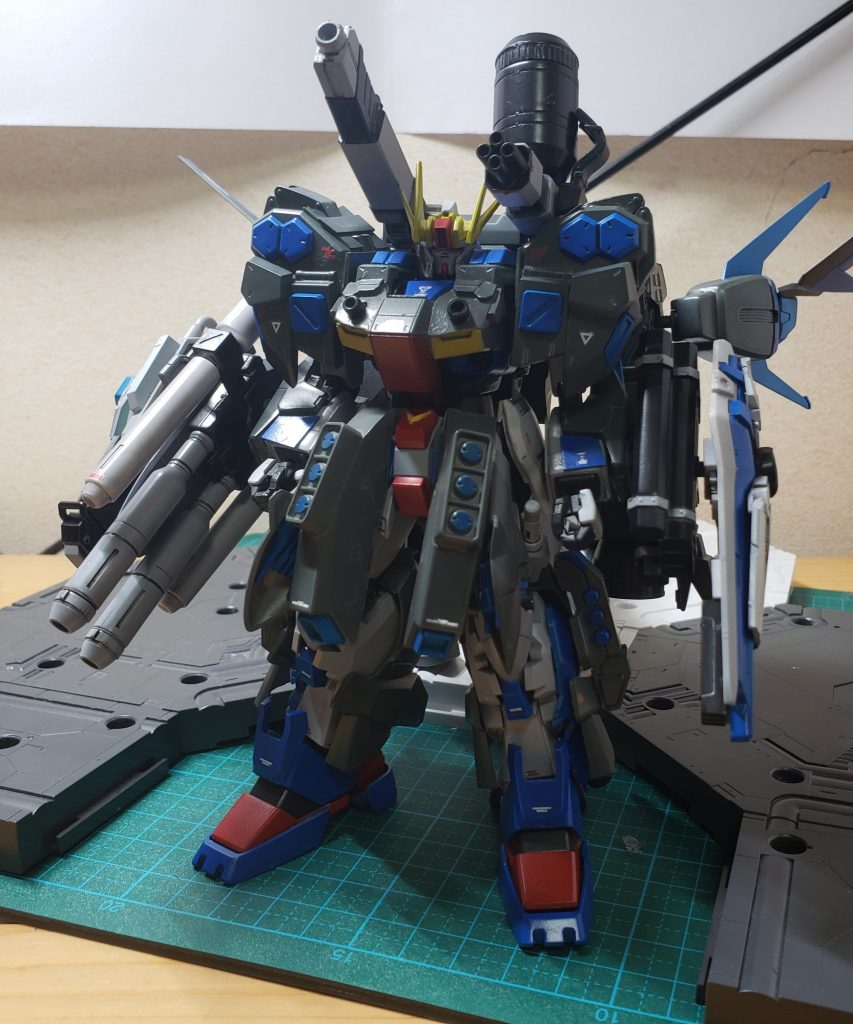 この状態では他形態と違い、ビームスマートマグナムを搭載していない。これは複数機を撃退する目的のため、一撃必殺の武器より、両手に装備された武器で範囲攻撃を行うほうが効率的とされたためである。