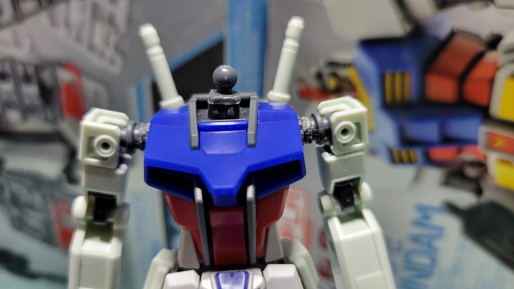 胴体の加工は、首をストライクとガンダムの物を接着して延長、ストライクの肩関節にガンダムの肩関節を接着して肩アーマーを取り付けられるようにしています。
